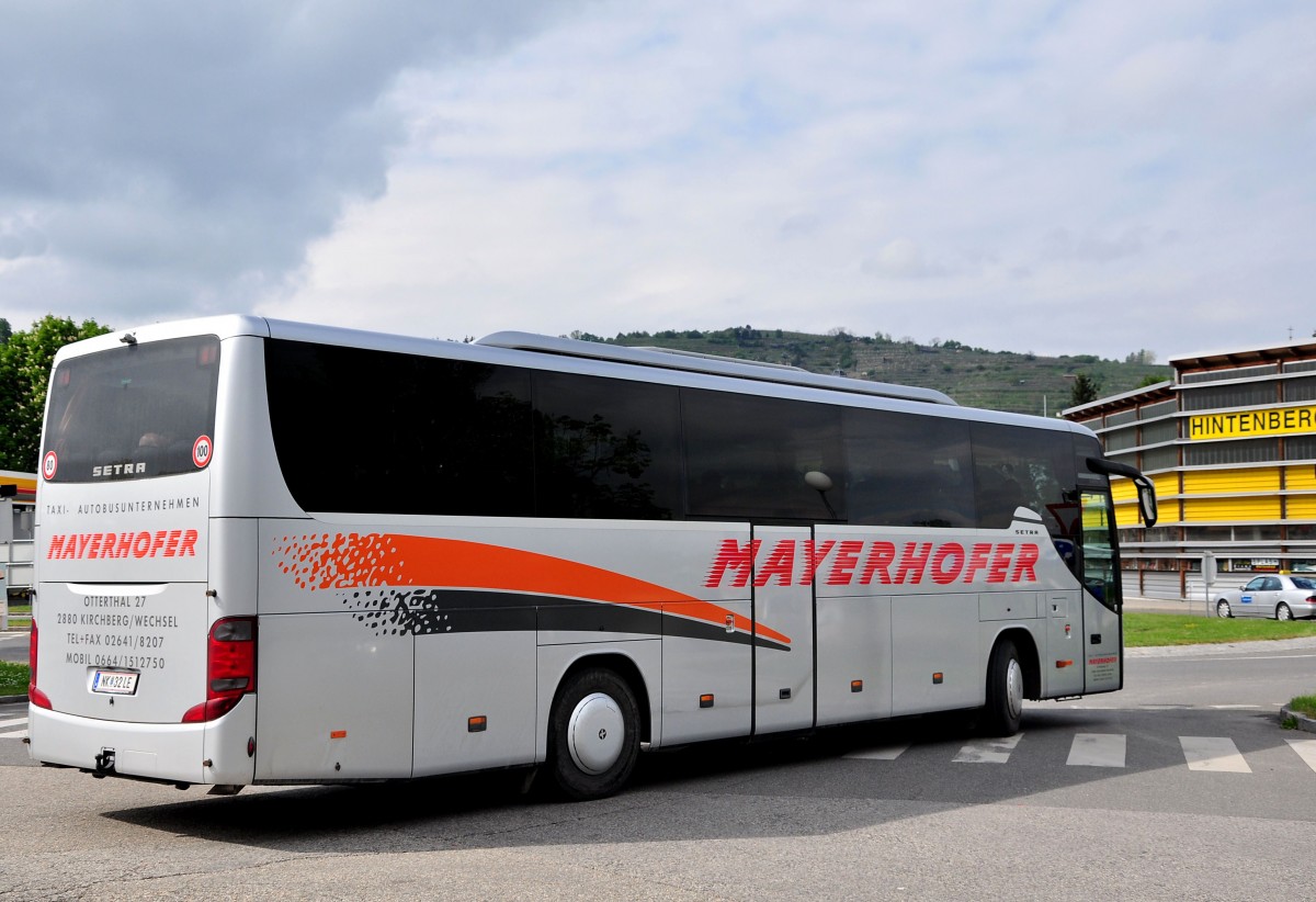 Setra 415 GT-HD von Mayerhofer Reisen aus Niedersterreich am 2.5.2015 in Krems.