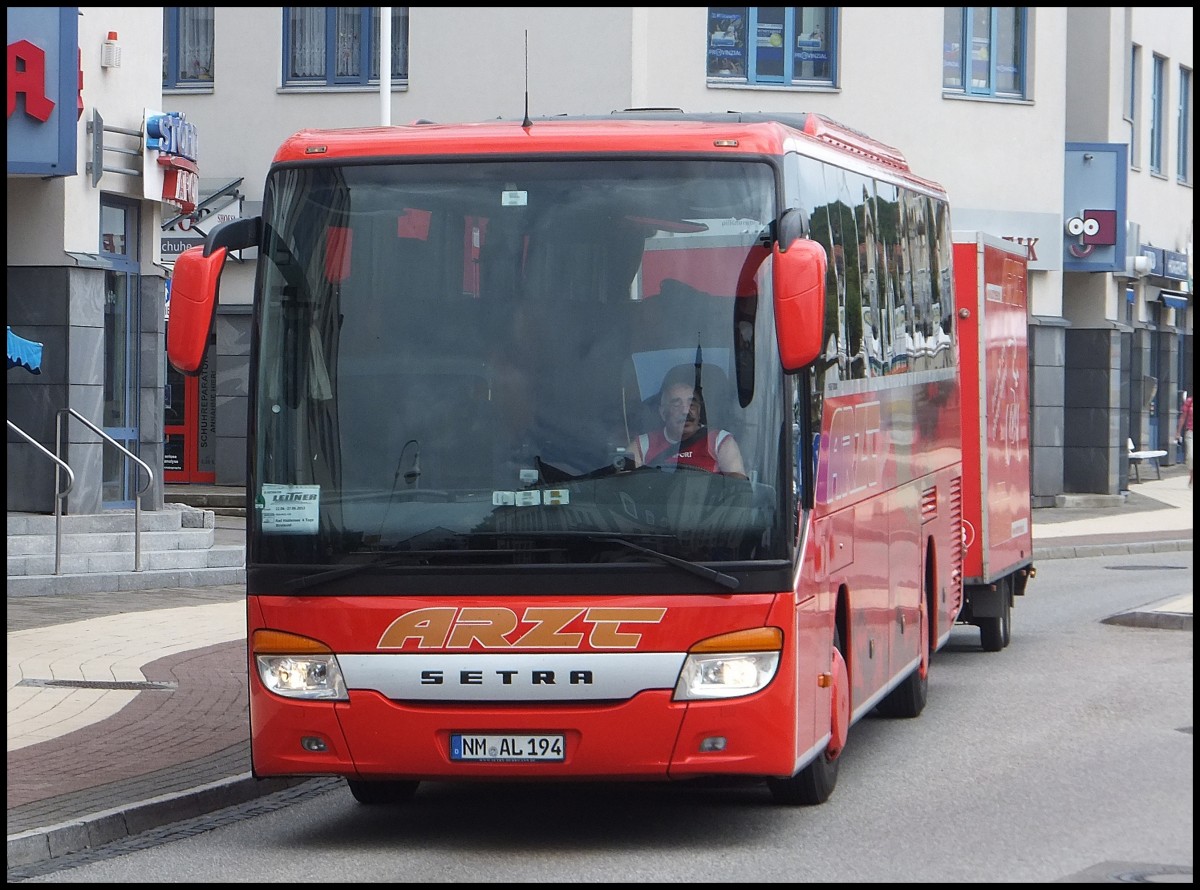 Setra 415 GT-HD mit Radanhnger von Arzt aus Deutschland in Sassnitz.