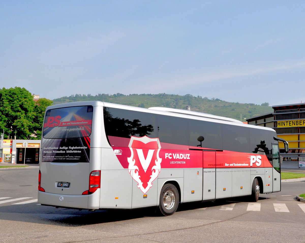 Setra 415 GT-HD von PS Reisen aus FL in Krems gesehen.