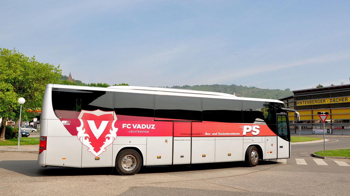 Setra 415 GT-HD von PS Reisen aus FL in Krems gesehen.