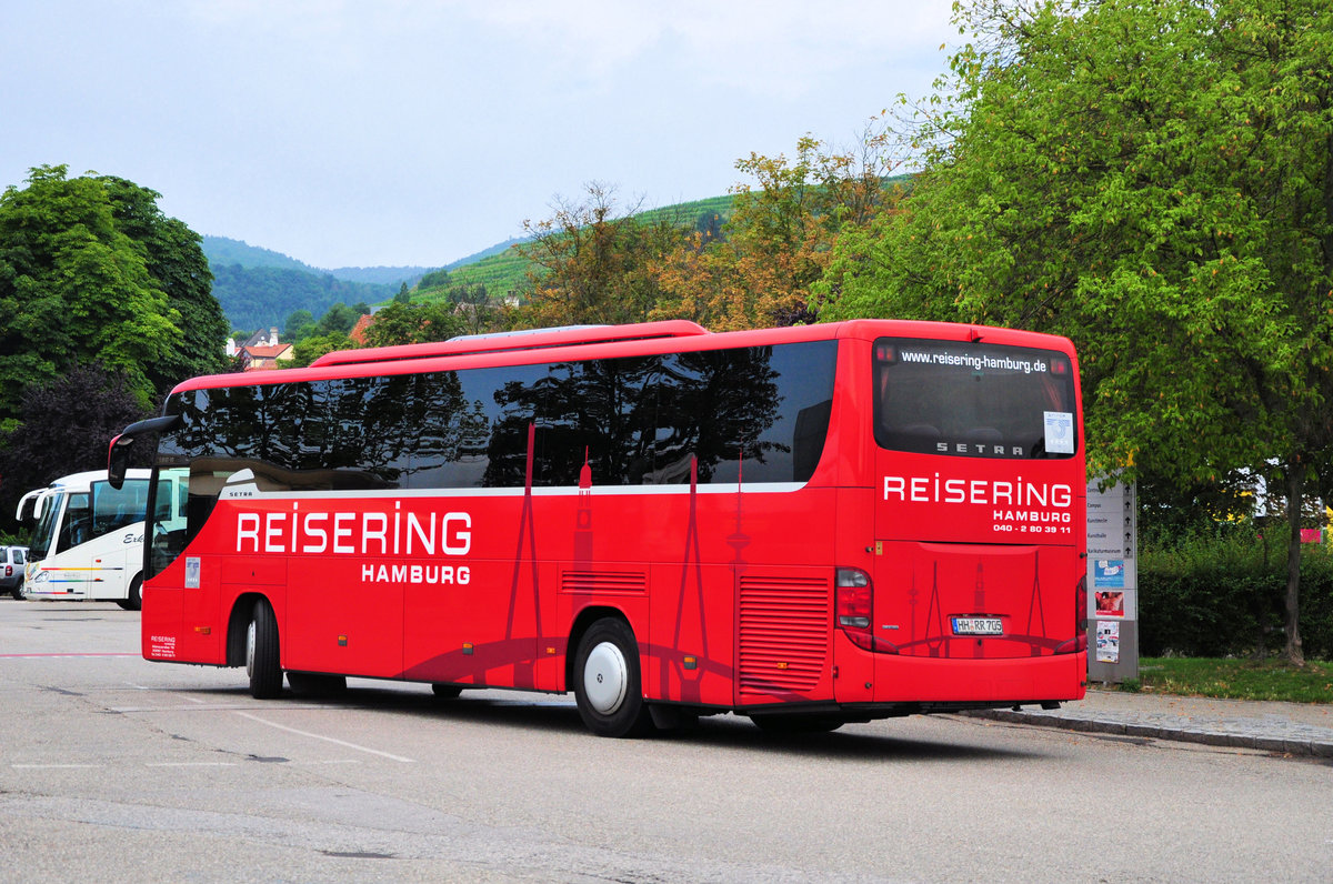 Setra 415 GT-HD vom Reisering Hamburg in Krems gesehen.