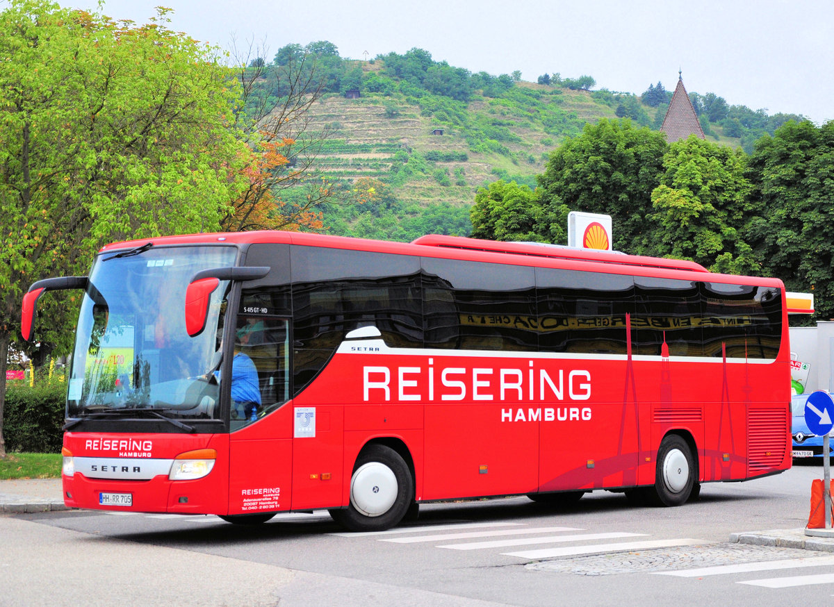 Setra 415 GT-HD vom Reisering Hamburg in Krems gesehen.