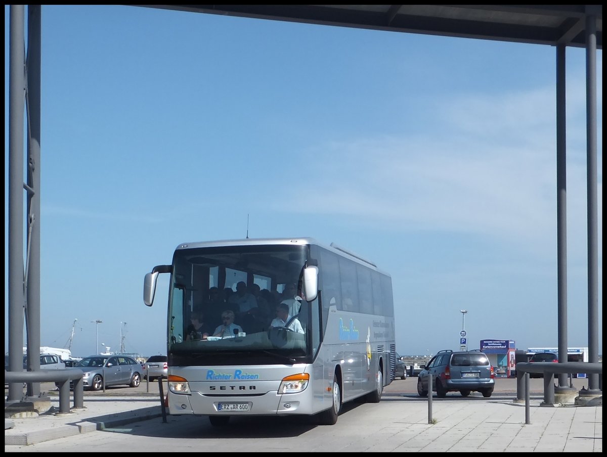 Setra 415 GT-HD von Richter Reisen aus Deutschland im Stadthafen Sassnitz.