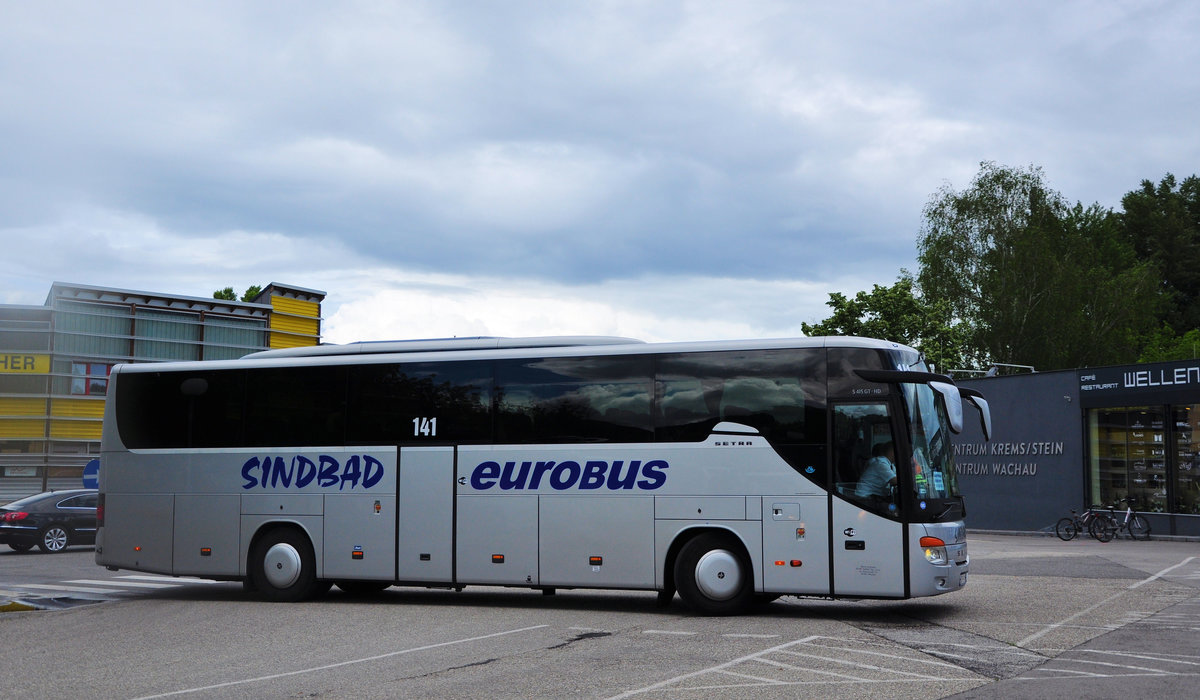 Setra 415 GT-HD von Sindbad Reisen aus PL in Krems gesehen.