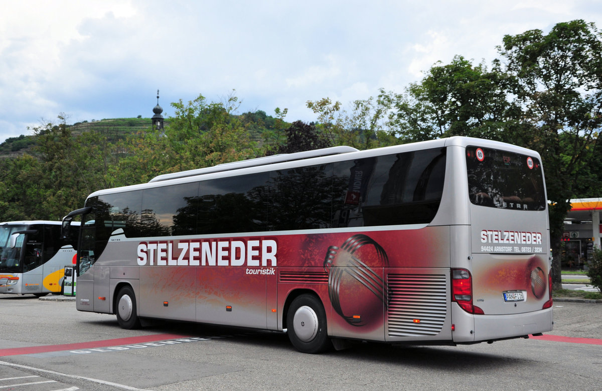 Setra 415 GT-HD von Stelzeneder Reisen aus der BRD in Krems gesehen.