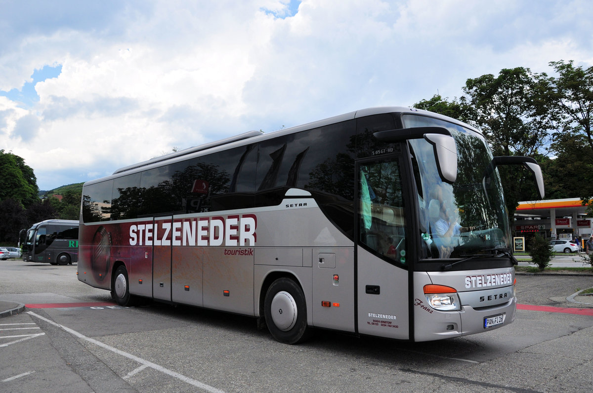 Setra 415 GT-HD von Stelzeneder Reisen aus der BRD in Krems gesehen.