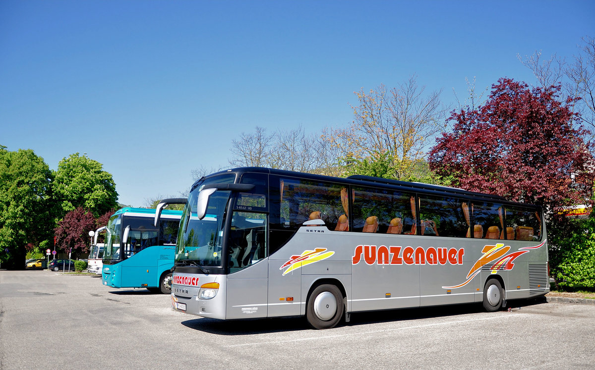 Setra 415 GT-HD von Sunzenauer Reisen aus sterreich in Krems gesehen.