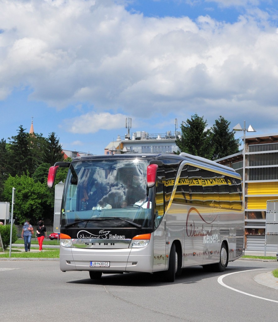 SETRA 415 GT- HD von Weinlandreisen / sterreich am 22.5.2013 in Krems an der Domau.