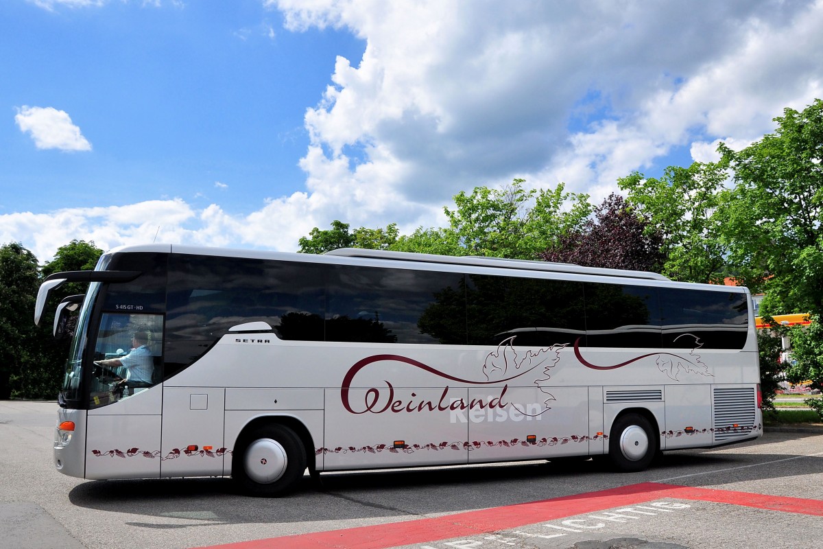 SETRA 415 GT- HD von Weinlandreisen / sterreich am 22.5.2013 in Krems an der Domau.