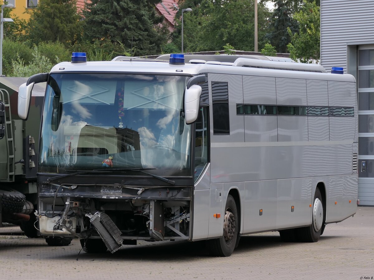 Setra 415 GT der JVA Neubrandenburg in Neubrandenburg. 