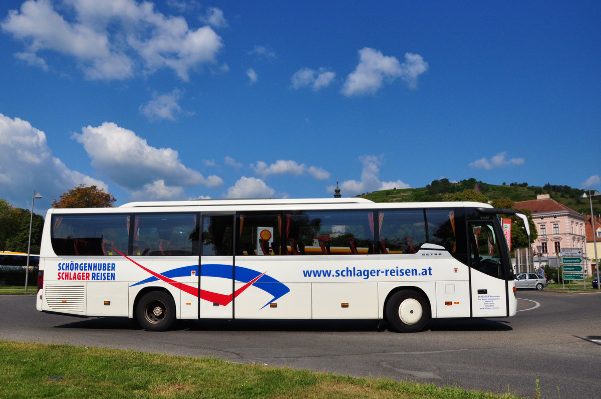 Setra 415 GT von Schlager Reisen Inh. Hubert Schrgenhuber aus sterreich in Krems gesehen.