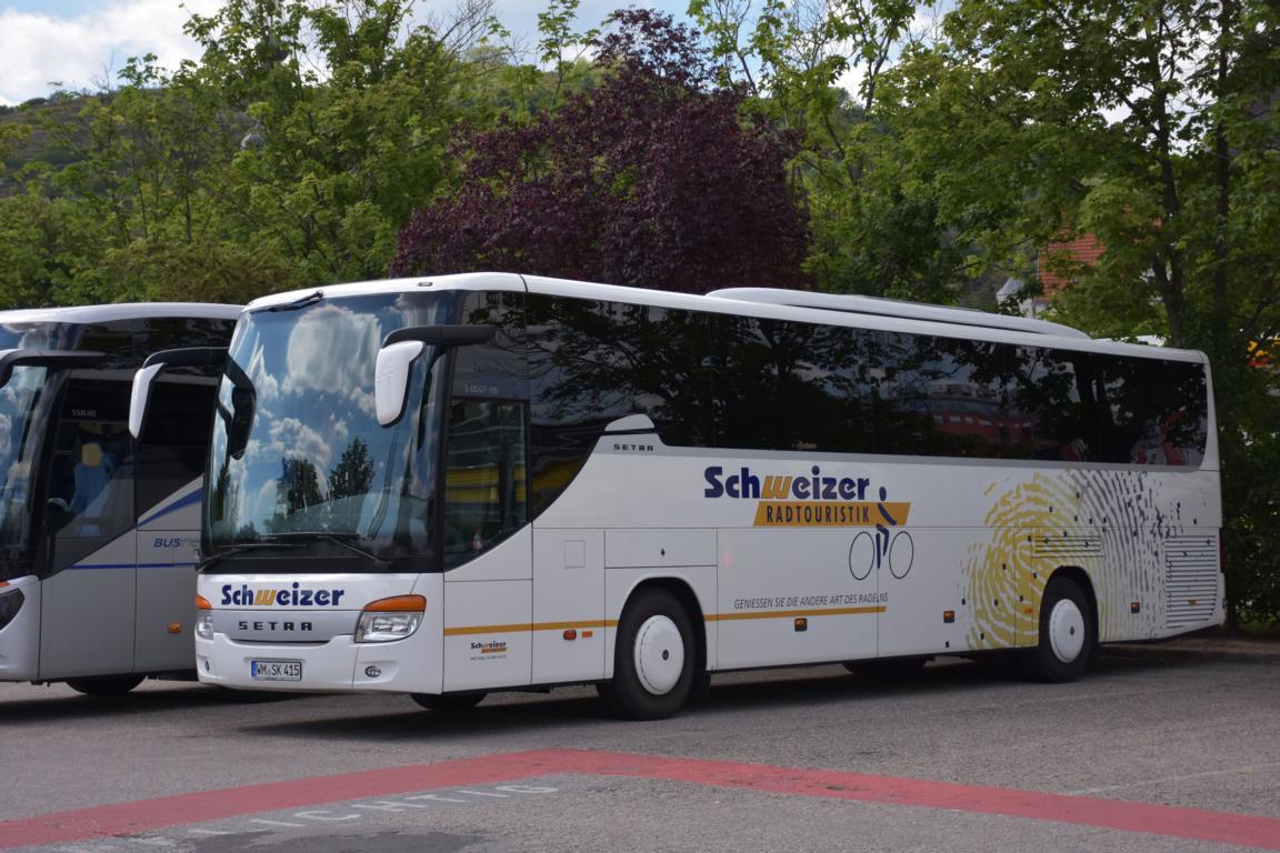 Setra 415 GT von SCHWEIZER Radtouristik aus der BRD in Krems.