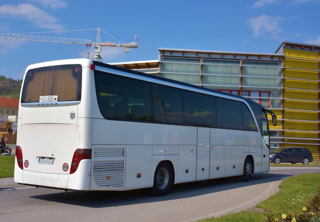 Setra 415 HD aus PL in Krems.