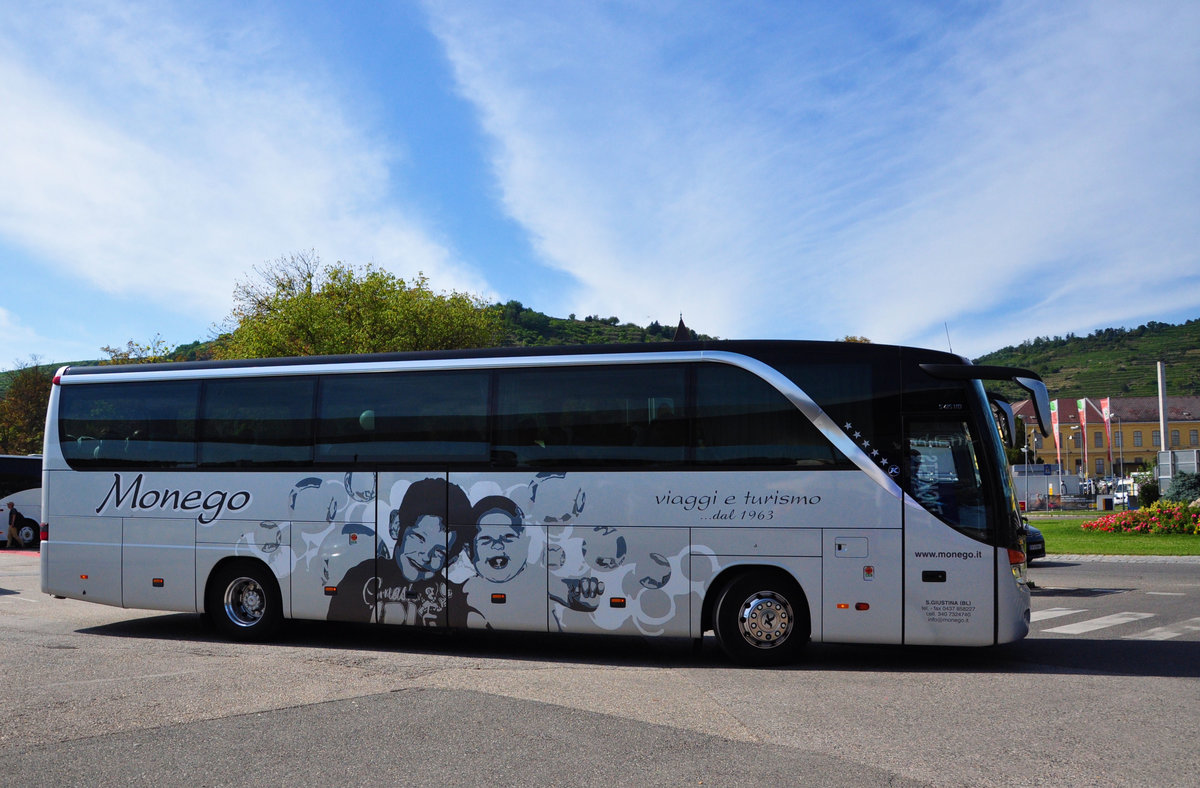 Setra 415 HD von S.Guistina aus Italien in Krems gesehen.