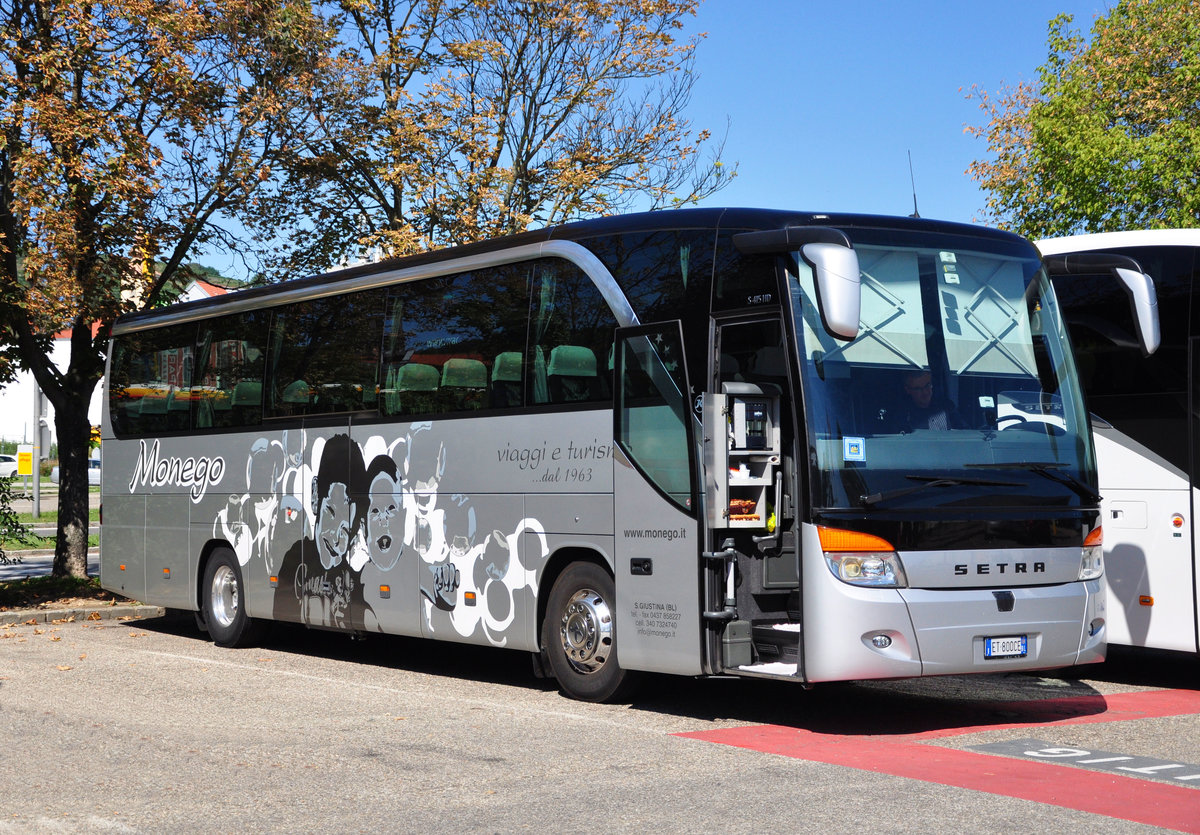 Setra 415 HD von S.Guistina aus Italien in Krems gesehen.