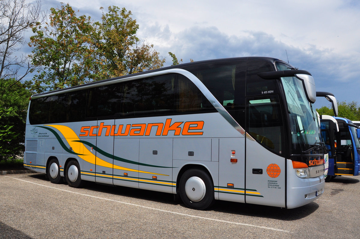 Setra 415 HDH von Schwanke aus der BRD in Krems gesehen.