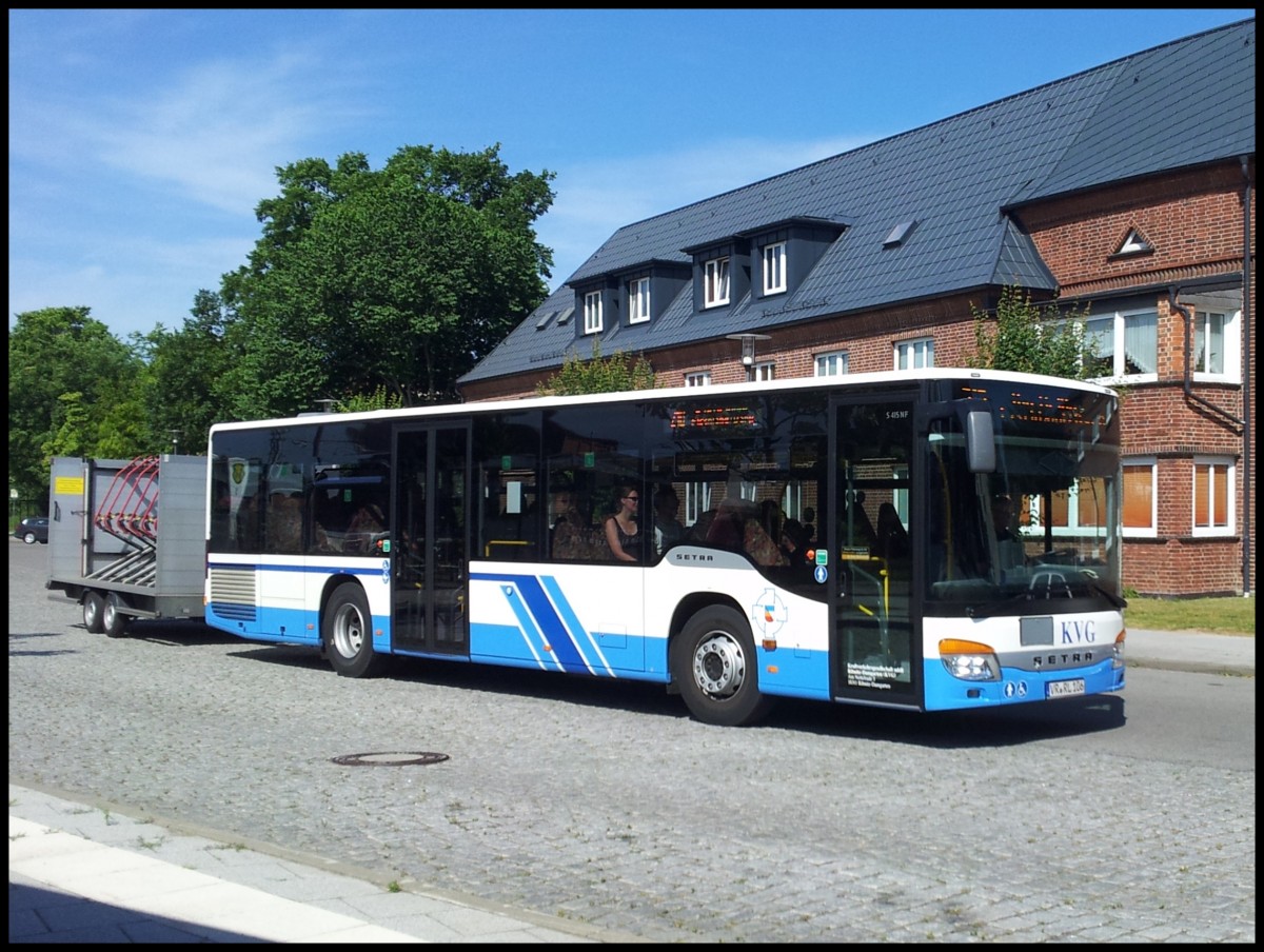 Setra 415 NF mit Hnger der Kraftverkehrsgesellschaft mbH Ribnitz-Damgarten in Ribnitz-Damgarten.