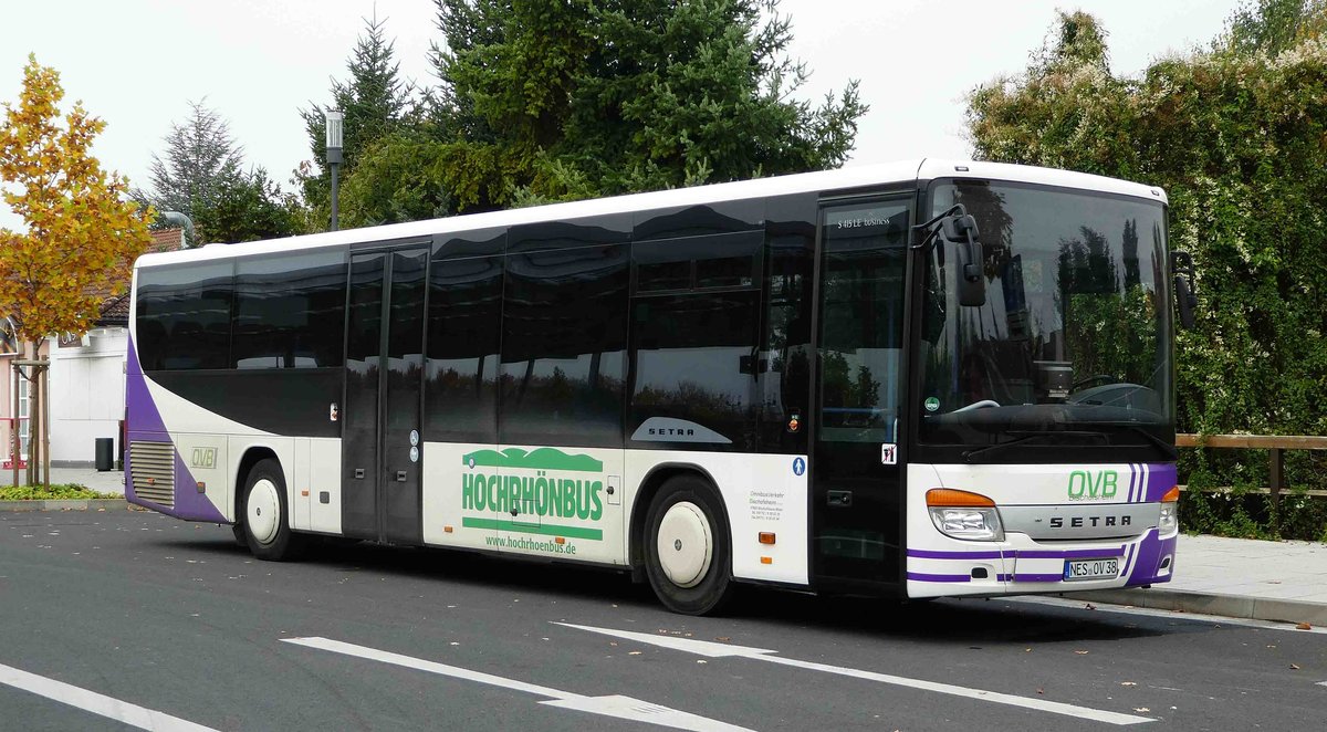 Setra 415 S von  Hochrhnbus  steht auf dem Busplatz in Bad Neustadt/Saale im Oktober 2017