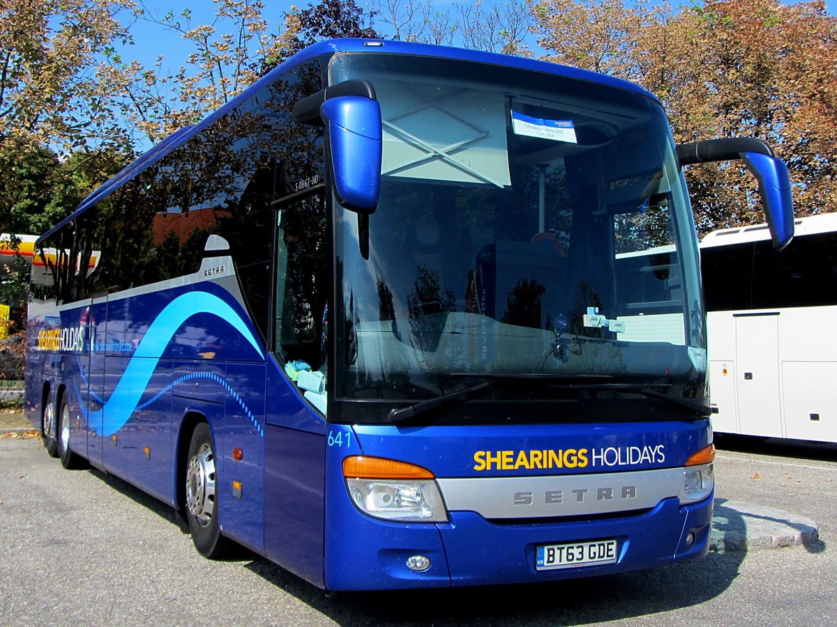 Setra 416 GT-HD von Shearing Holidays aus GB in Krems gesehen.