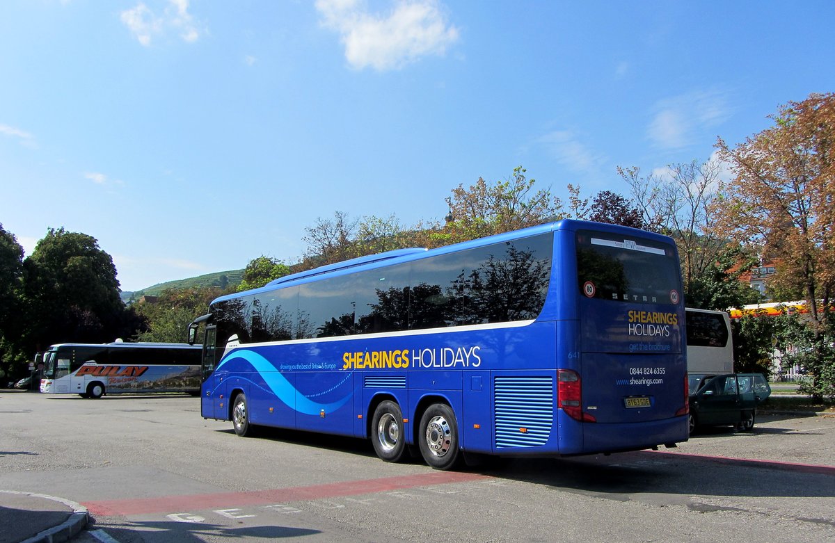 Setra 416 GT-HD von Shearing Holidays aus GB in Krems gesehen.