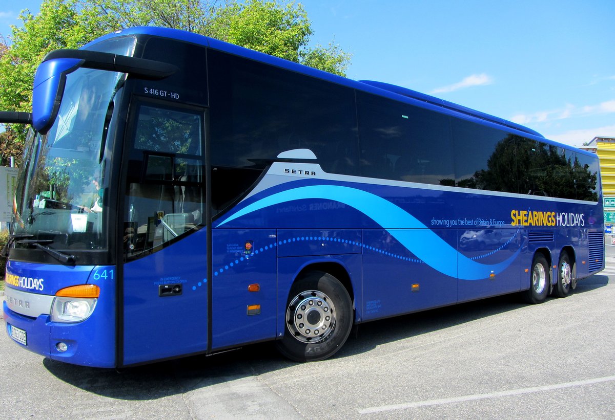 Setra 416 GT-HD von Shearing Holidays aus GB in Krems gesehen.