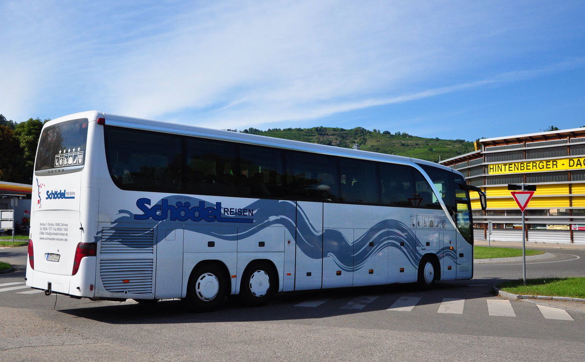 Setra 416 HDH von Schdel Reisen aus der BRD in Krems gesehen.