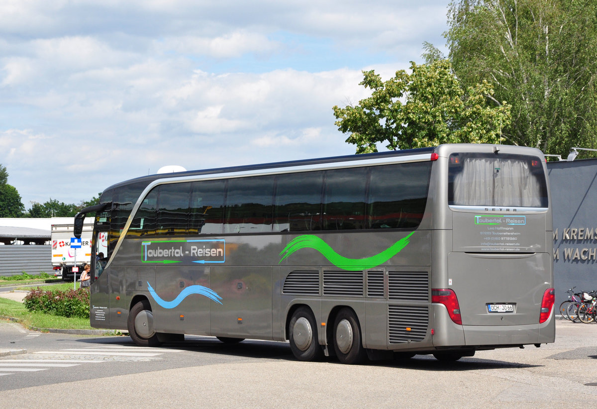 Setra 416 HDH von Taubertal Reisen aus der BRD in Krems gesehen.