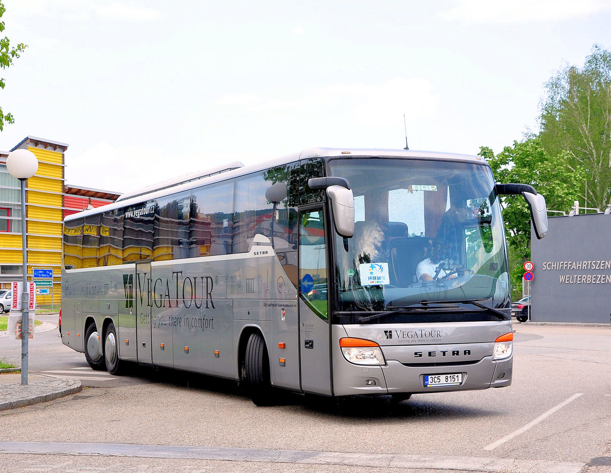 Setra 417 GT-HD von Vega Tour aus der CZ in Krems gesehen.