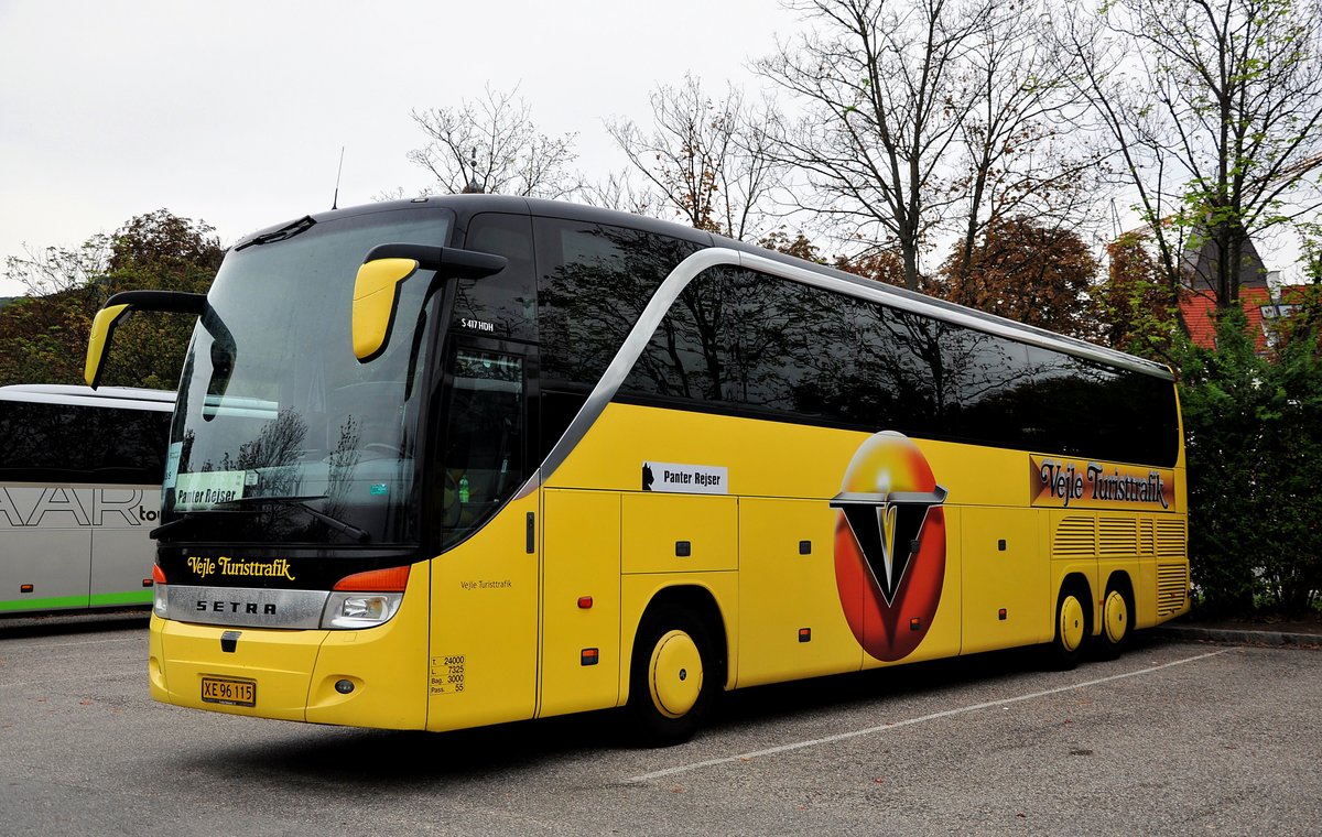 Setra 417 HDH von Vejle Turisttrafik in Krems gesehen.