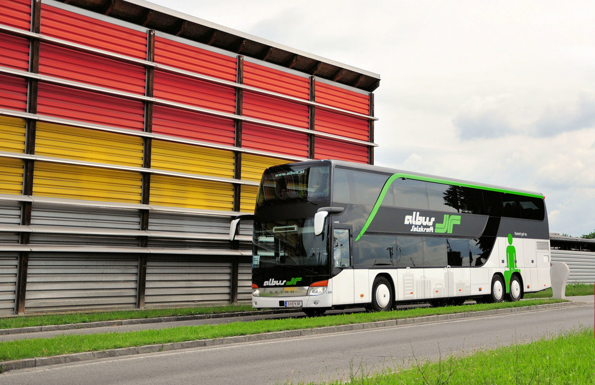 Setra 431 DT von Albus Salzkraft aus sterreich in Krems gesehen.