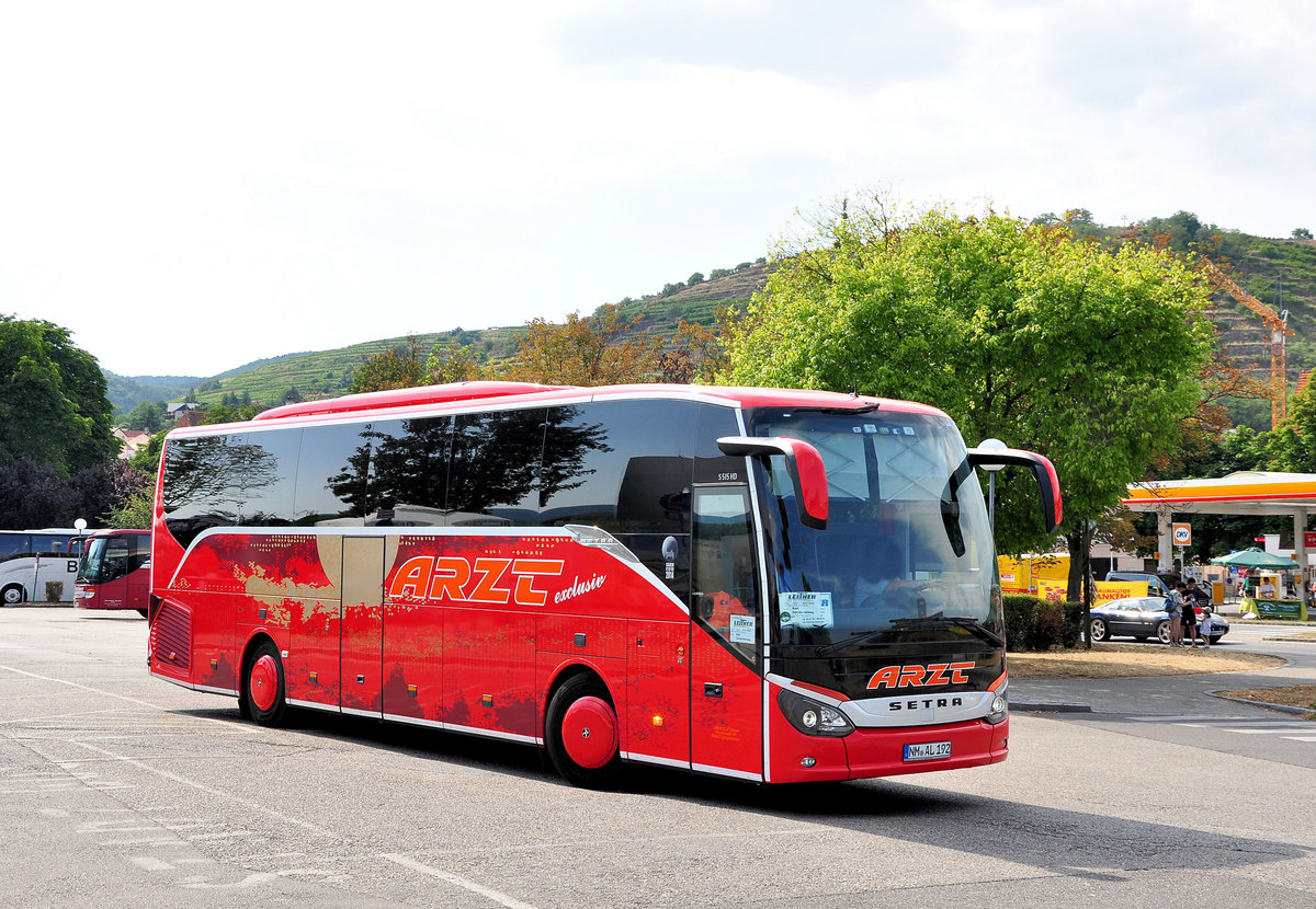 Setra 515 HD von Arzt Reisen aus der BRD in Krems unterwegs.