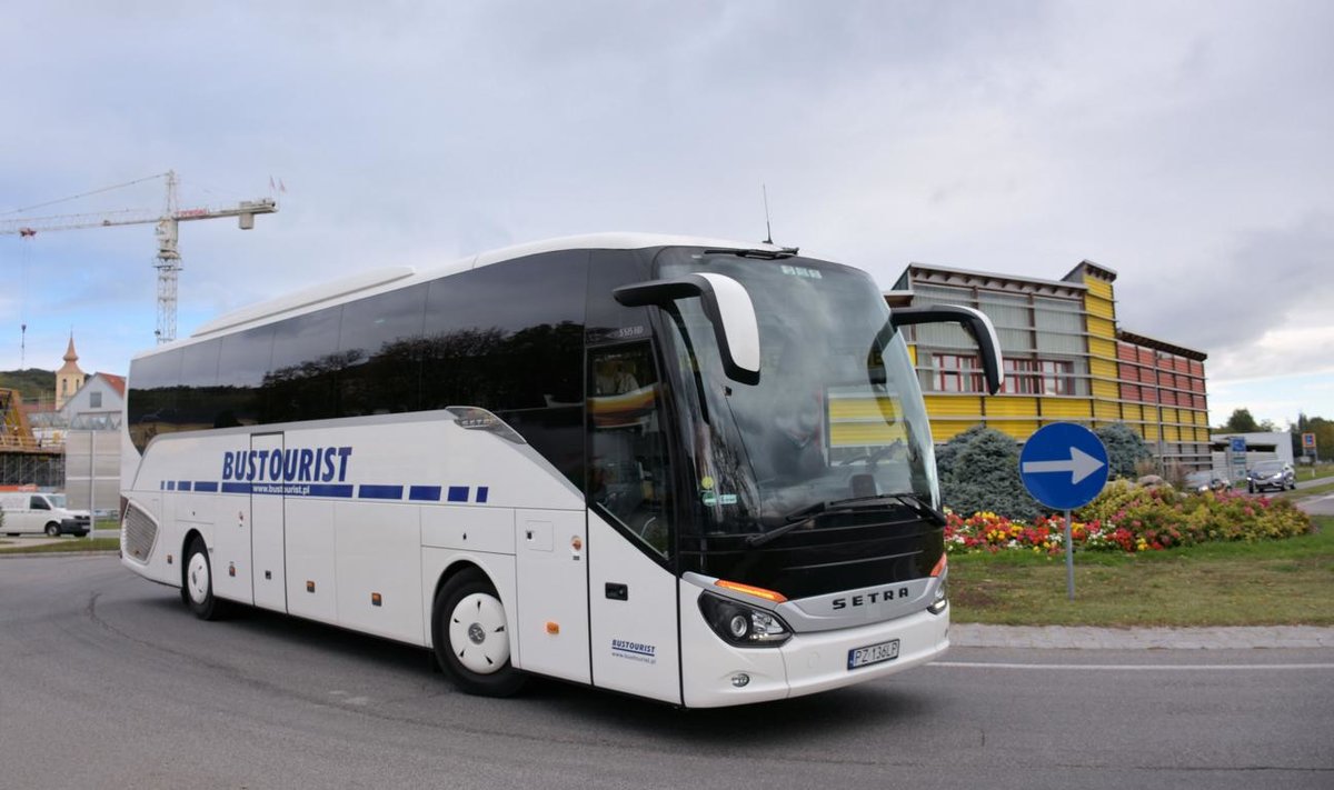 Setra 515 HD von Bustourist aus PL 10/2017 in Krems.