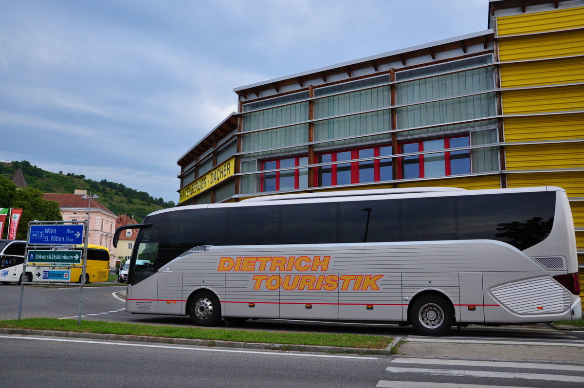 Setra 515 HD von der Dietrich Touristik aus sterreich in Krems gesehen.