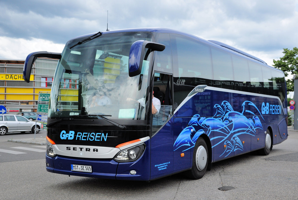 Setra 515 HD von GfB Reisen aus der BRD in Krems gesehen.