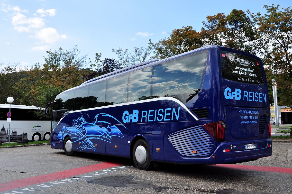 Setra 515 HD von GFB Reisen aus der BRD in Krems gesehen.