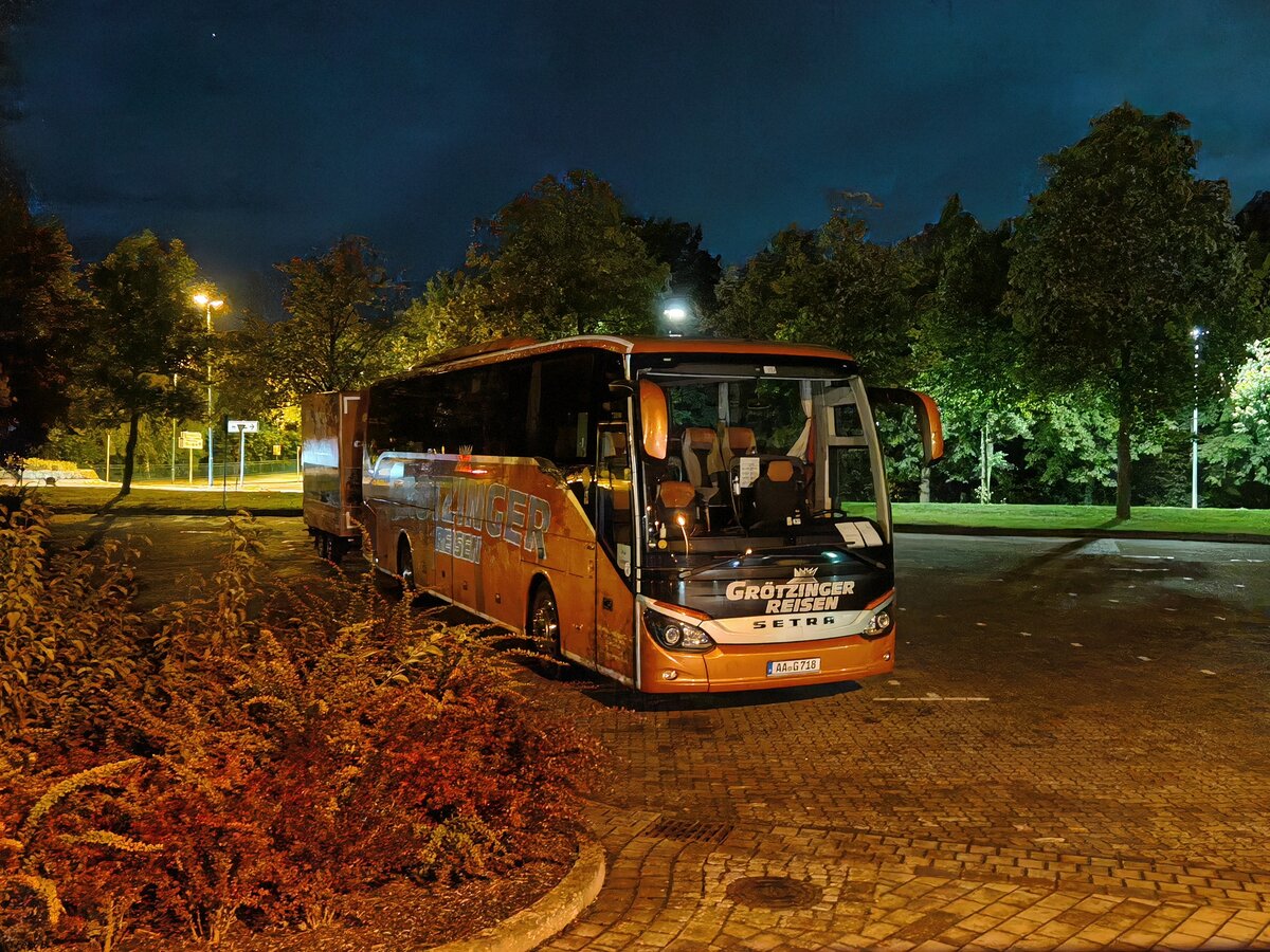 Setra 515 HD mit Anhänger von Grötzinger Reisen aus Deutschland in Waren.