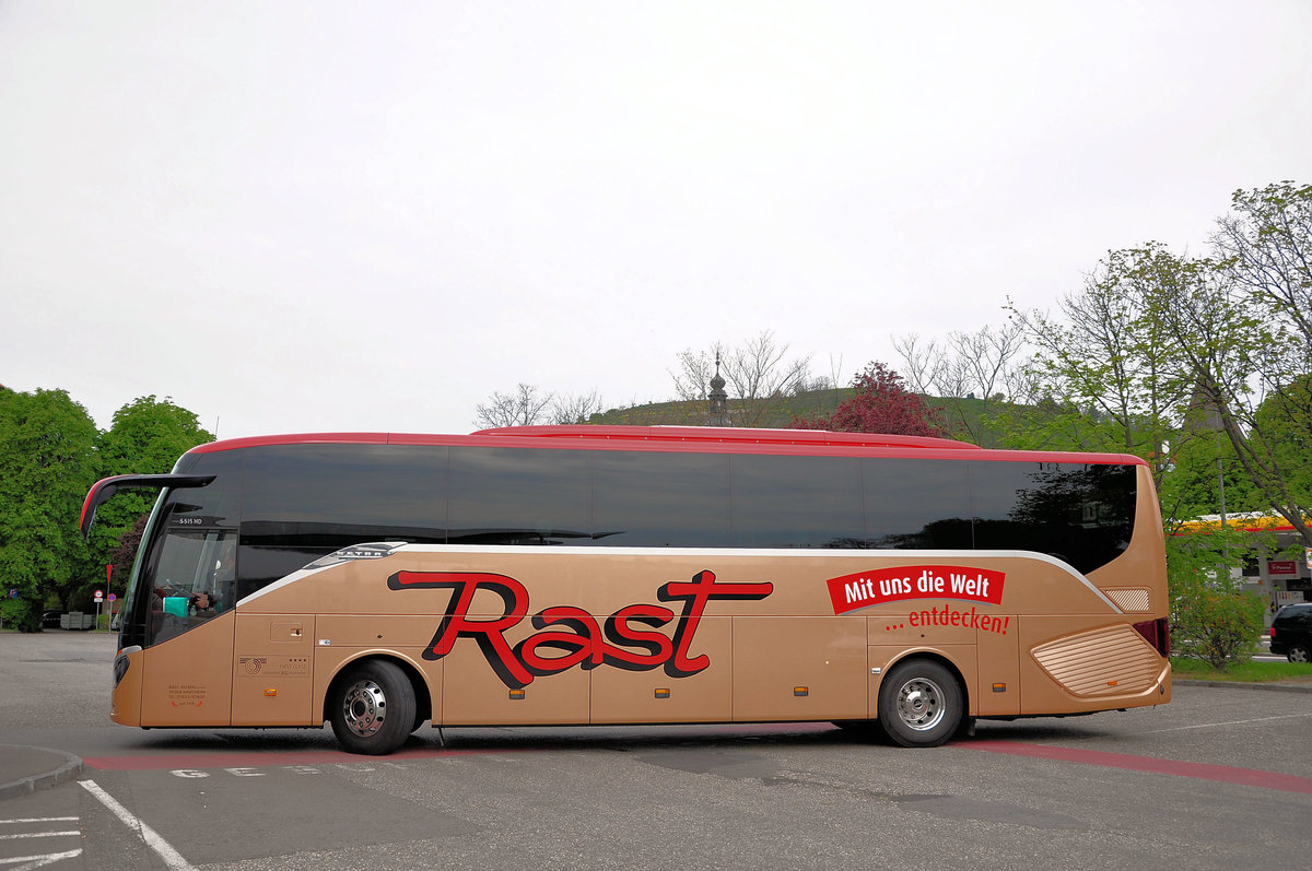 Setra 515 HD von Rast Reisen aus der BRD in Krems gesehen.