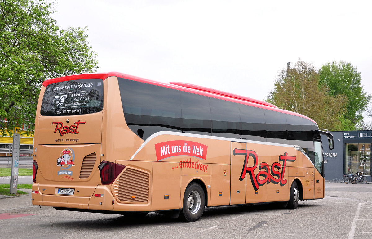 Setra 515 HD von Rast Reisen aus der BRD in Krems gesehen.