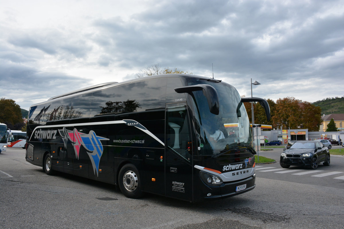 Setra 515 HD von Schwarz Reisen aus sterreich in Krems gesehen.