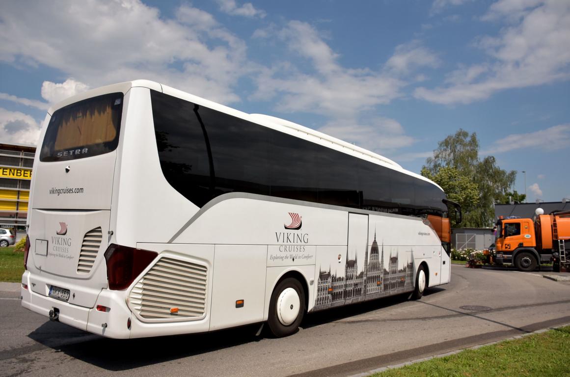 Setra 515 HD von Viking Cruises aus Ungarn 2018 in Krems.