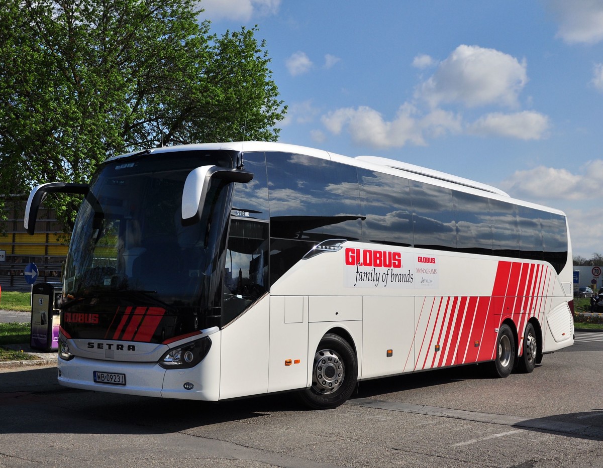 Setra 516 HD von Globus aus Polen am 18.4.2015 in Krems.