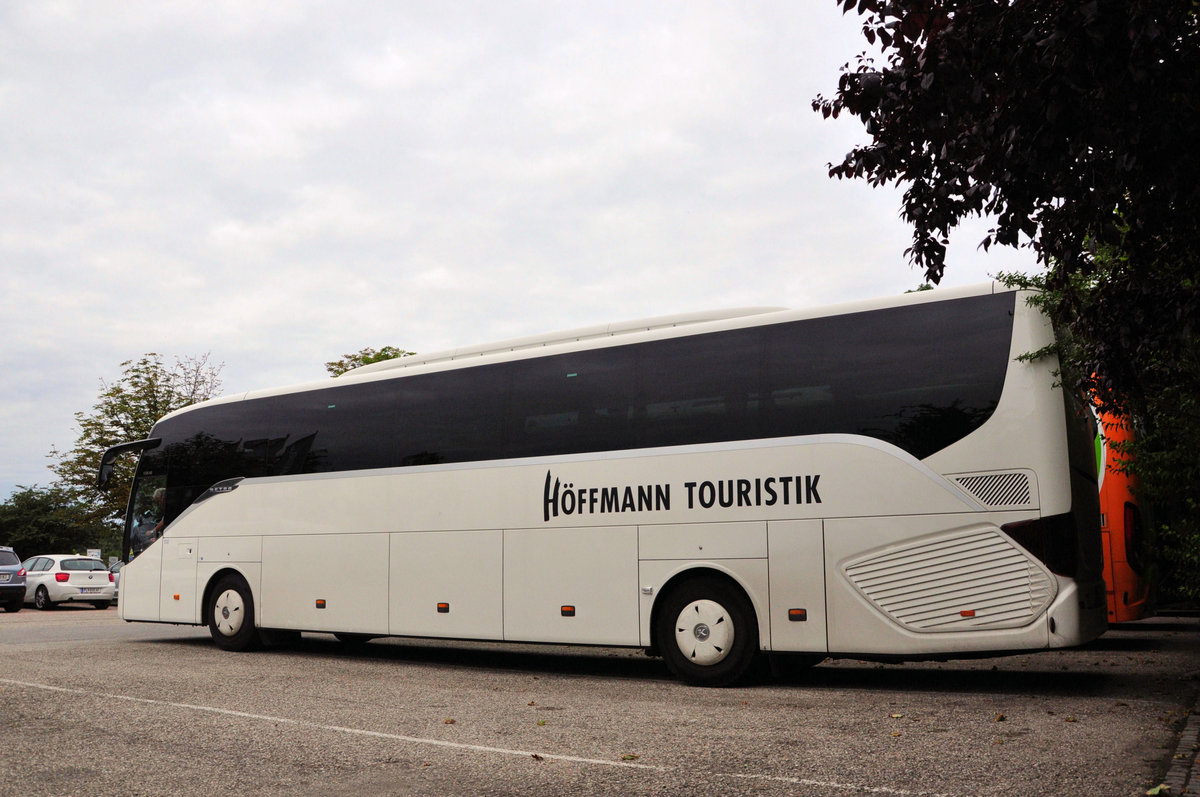 Setra 516 HD von der Hffmann Touristik aus der BRD in Krems.