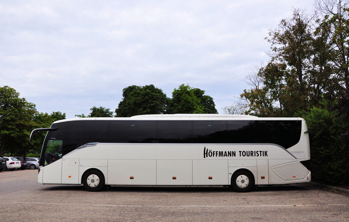 Setra 516 HD von der Hffmann Touristik aus der BRD in Krems.