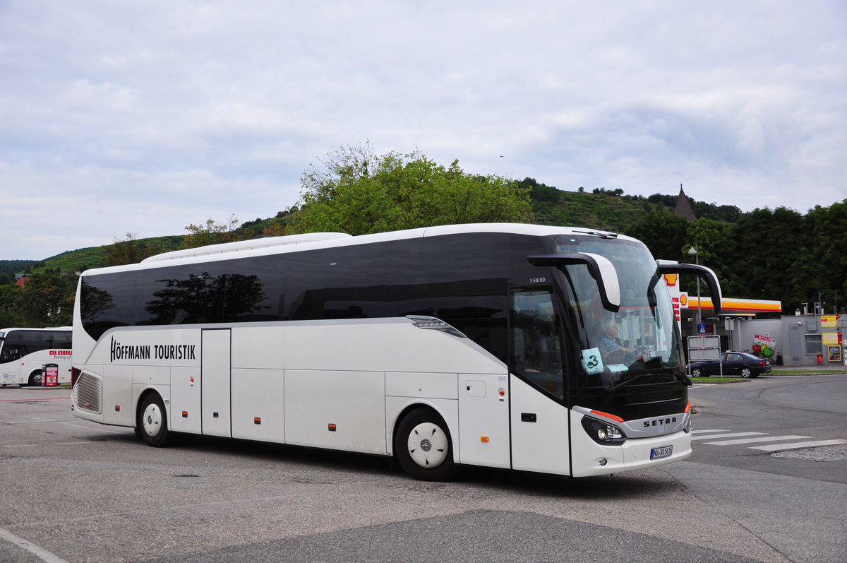 Setra 516 HD von der Hffmann Touristik aus der BRD in Krems gesehen.