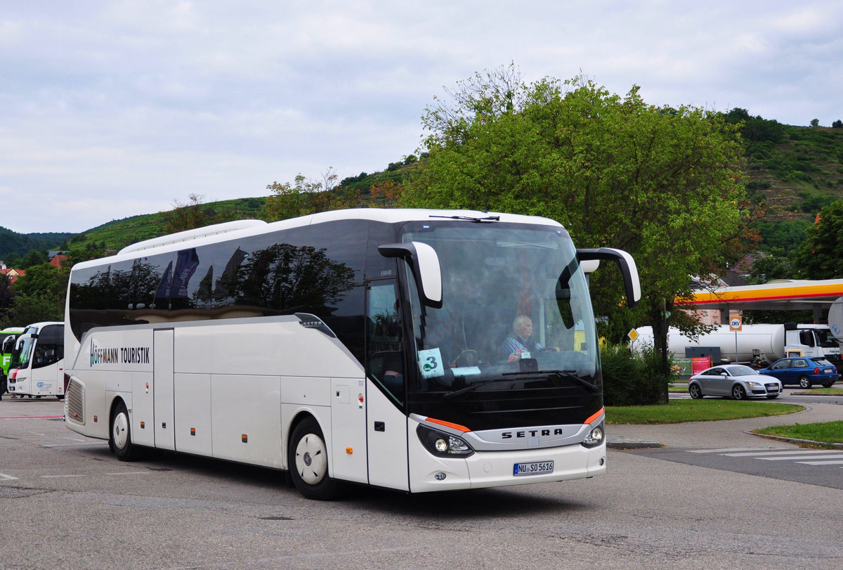 Setra 516 HD von der Hffmann Touristik aus der BRD in Krems gesehen.