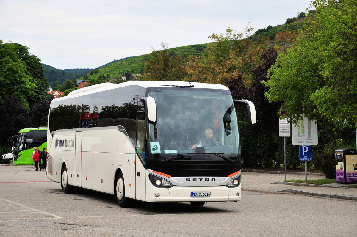 Setra 516 HD von der Hffmann Touristik aus der BRD in Krems gesehen.