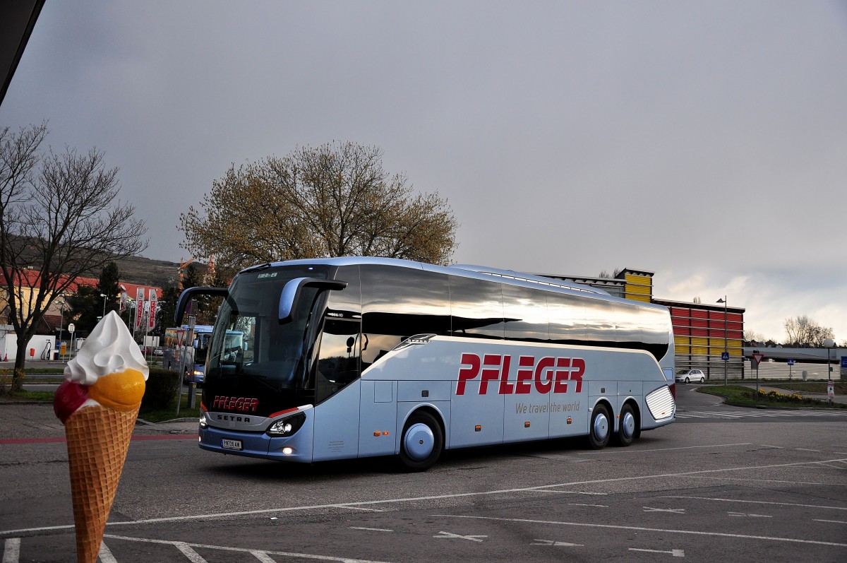 Setra 516 HD von Pfleger Reisen aus Niedersterreich am 6.4.2015 in Krems.