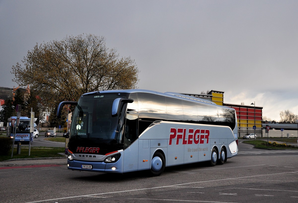 Setra 516 HD von Pfleger Reisen aus Niedersterreich am 6.4.2015 in Krems.