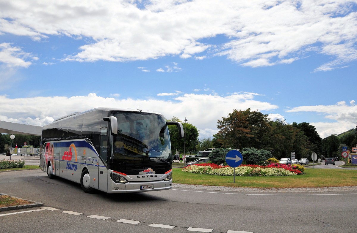 Setra 516 HD von SAB tours aus sterreich im Juni 2015 in Krems gesehen.