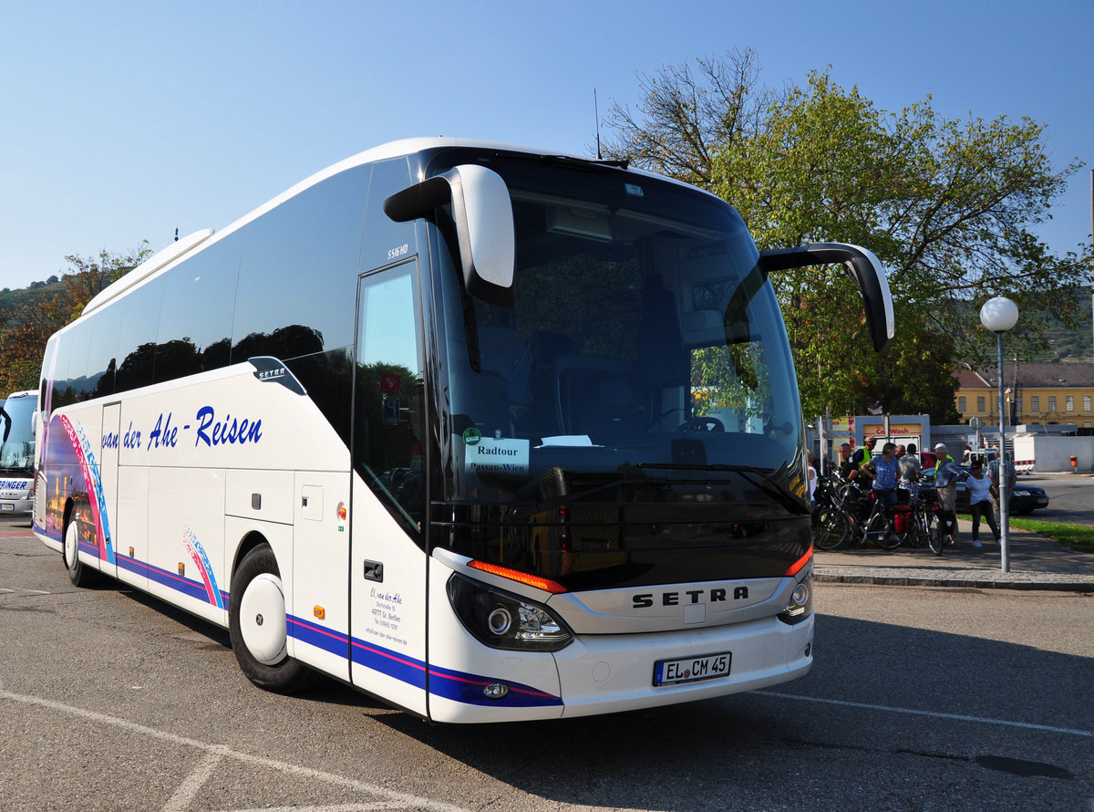 Setra 516 HD von van der Ahe Reisen aus der BRD in Krems.